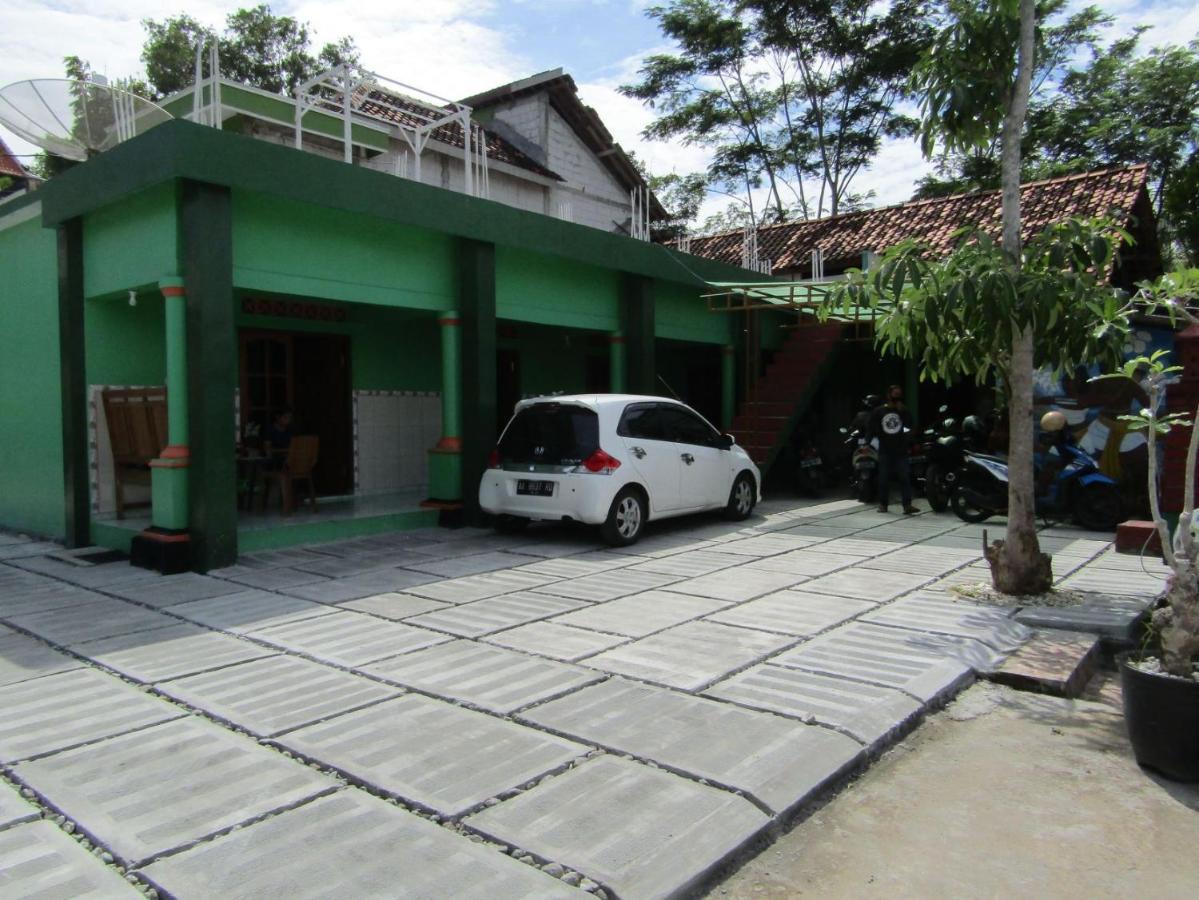 Losmen Kinasih Puncak & Gazebo Pandang Bantul Exterior foto
